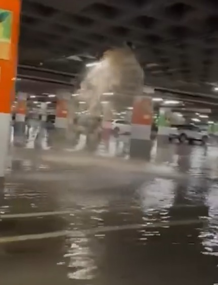 Estacionamento subterrâneo do Fórum Shopping (Faro) alagado. Fonte: SIC Notícias