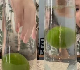 Experiência de tirar o limão da garrafa sem derramar a água. Fonte: Elaine Melissa