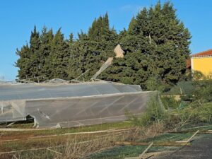 Danos em propriedade em Lagos devido aos ventos fortes de 15/11/2025. Fonte: Meteofontes