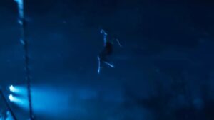 Eleven saltando portão do bunker durante intervalo entre trovão e raio. Fonte: divulgação