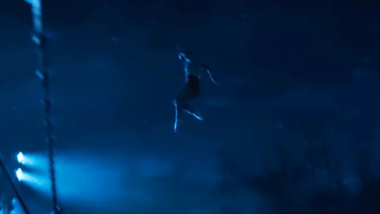 Eleven saltando portão do bunker durante intervalo entre trovão e raio. Fonte: divulgação