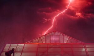 Eleven depois do salto, em um teto de vidro no bunker. Fonte: divulgação