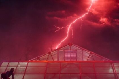 Eleven depois do salto, em um teto de vidro no bunker. Fonte: divulgação