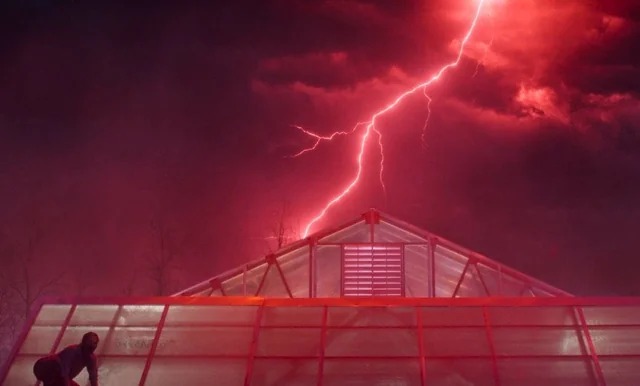 Eleven depois do salto, em um teto de vidro no bunker. Fonte: divulgação