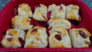 Folhados de noz pecã da receita (alguns recheados com morangos). Foto: ViniRoger