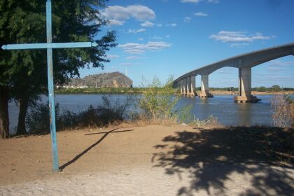 Vista da ponte do outro lado do Rio são Francisco, Bom Jesus da Lapa Bahia. Fonte: wikimedia