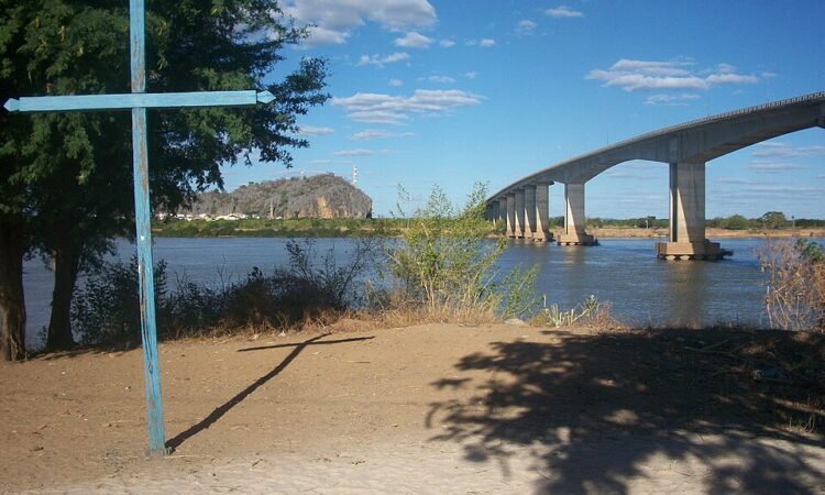 Vista da ponte do outro lado do Rio são Francisco, Bom Jesus da Lapa Bahia. Fonte: wikimedia