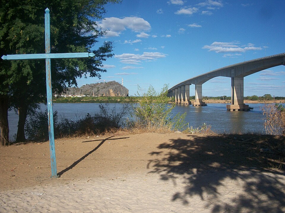 Vista da ponte do outro lado do Rio são Francisco, Bom Jesus da Lapa Bahia. Fonte: wikimedia