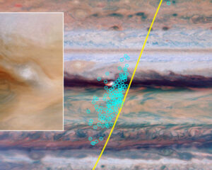 A sonda Juno da NASA passou de norte a sul (trajeto amarelo) sobre a atmosfera de Júpiter em 17 de agosto de 2022, detectando um conjunto de pulsos de rádio provenientes de raios (símbolos ciano indicam a direção de cada pulso captada pelo instrumento). No detalhe, uma pluma de supertempestade furtiva na Faixa Equatorial Norte de Júpiter em 12 de janeiro de 2022 (ampliada 3x). A cabeça da tempestade é branca devido aos cristais de amônia congelados; as nuvens mais vermelhas estão em camadas mais profundas da atmosfera. Fonte: NASA/JPL-Caltech/SwRI/MSSS/Björn Jónsson (JunoCam); Wong et al. (2026, AGU Advances; HST and Juno MWR)
