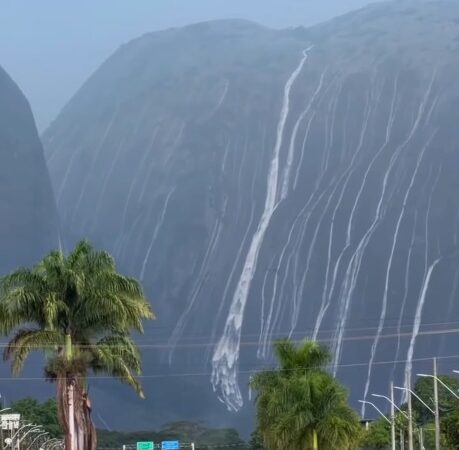 Pedra do Elefante com cachoeiras passageiras em março/2026. Fonte: noroesteinforma