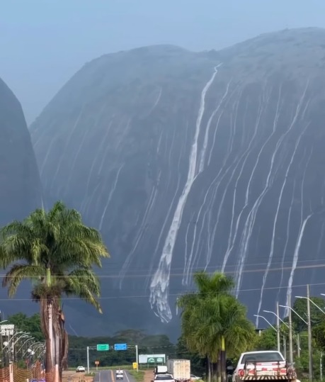 Pedra do Elefante com cachoeiras passageiras em março/2026. Fonte: noroesteinforma