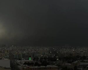 Céu escureceu e caiu chuva preta em Teerã. Fonte: redes sociais