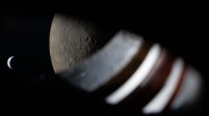 Vista da janela da espaçonave Orion aproximadamente 9 minutos antes do pôr do sol da Terra durante a passagem lunar da missão Artemis II em 6 de abril de 2026. Crédito: NASA