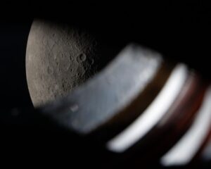 Vista da janela da espaçonave Orion aproximadamente 9 minutos antes do pôr do sol da Terra durante a passagem lunar da missão Artemis II em 6 de abril de 2026. Crédito: NASA