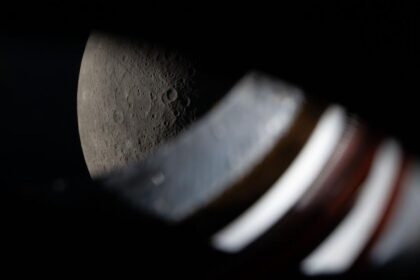 Vista da janela da espaçonave Orion aproximadamente 9 minutos antes do pôr do sol da Terra durante a passagem lunar da missão Artemis II em 6 de abril de 2026. Crédito: NASA