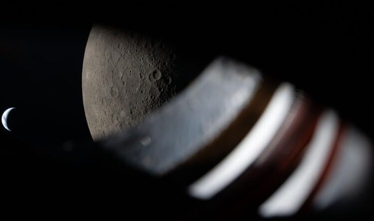 Vista da janela da espaçonave Orion aproximadamente 9 minutos antes do pôr do sol da Terra durante a passagem lunar da missão Artemis II em 6 de abril de 2026. Crédito: NASA