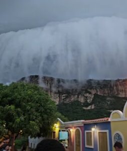 Cachoeira de nuvens em Patu/RN. Fonte: bilupatu