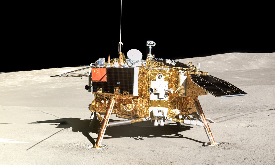 O módulo de pouso Chang'e-4 fotografado pelo rover Yutu-2 no lado oculto da Lua. Fonte: Wikipedia