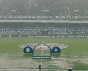 Chuva durante o jogo. Fonte: Reprodução/GE