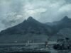 Início do primeiro episódio da série Katla: vulcão ao fundo em erupção, com estação meteorológica em primeiro plano