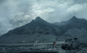 Início do primeiro episódio da série Katla: vulcão ao fundo em erupção, com estação meteorológica em primeiro plano