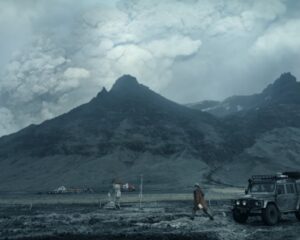 Início do primeiro episódio da série Katla: vulcão ao fundo em erupção, com estação meteorológica em primeiro plano