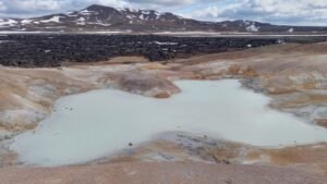 Lago no Leirhnjúkur, com campo de lava. Foto: ViniRoger