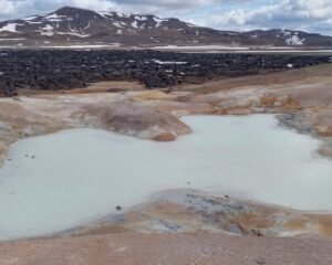 Lago no Leirhnjúkur, com campo de lava. Foto: ViniRoger