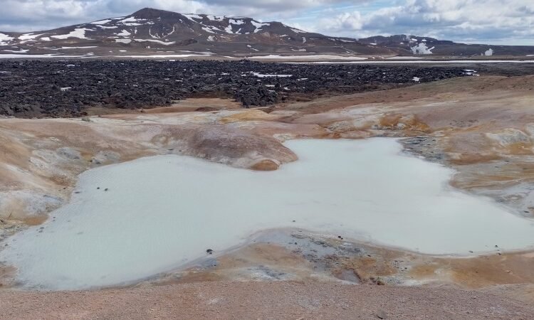 Lago no Leirhnjúkur, com campo de lava. Foto: ViniRoger