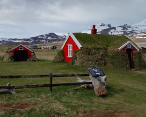 Lindarbakki em Bakkagerði (casa com telhado de turfa e montanhas com neve ao fundo). Foto: ViniRoger