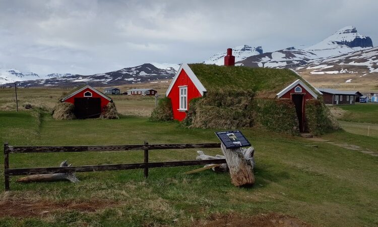 Lindarbakki em Bakkagerði (casa com telhado de turfa e montanhas com neve ao fundo). Foto: ViniRoger