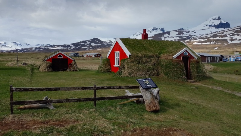 Lindarbakki em Bakkagerði (casa com telhado de turfa e montanhas com neve ao fundo). Foto: ViniRoger