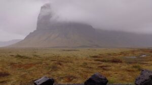 Montanha Lómagnúpur em dia de nuvens e chuva. Foto: ViniRoger