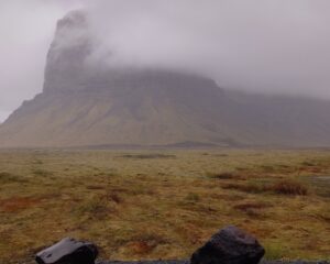 Montanha Lómagnúpur em dia de nuvens e chuva. Foto: ViniRoger