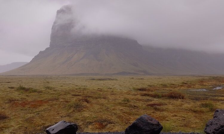 Montanha Lómagnúpur em dia de nuvens e chuva. Foto: ViniRoger