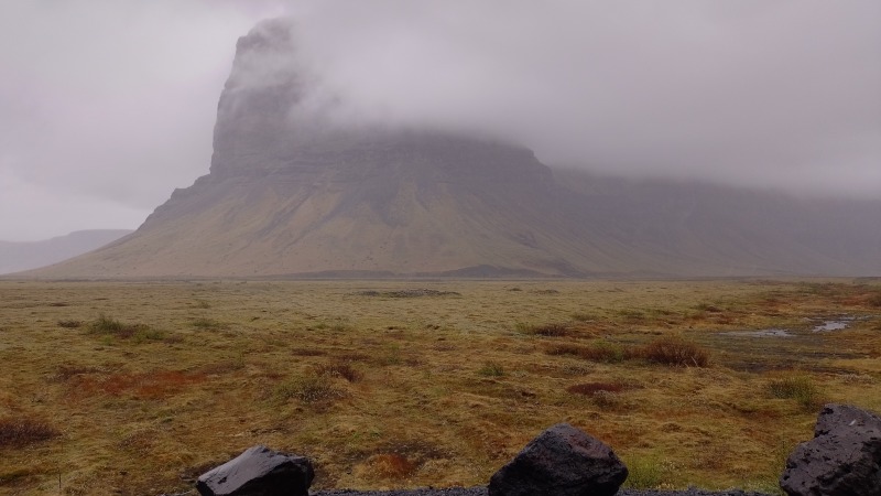 Montanha Lómagnúpur em dia de nuvens e chuva. Foto: ViniRoger