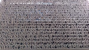Arte textual da fachada da Biblioteca da Universidade de Amsterdã, na Holanda, composta por letras tridimensionais metálicas em vários idiomas. Foto: ViniRoger