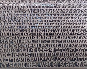 Arte textual da fachada da Biblioteca da Universidade de Amsterdã, na Holanda, composta por letras tridimensionais metálicas em vários idiomas. Foto: ViniRoger