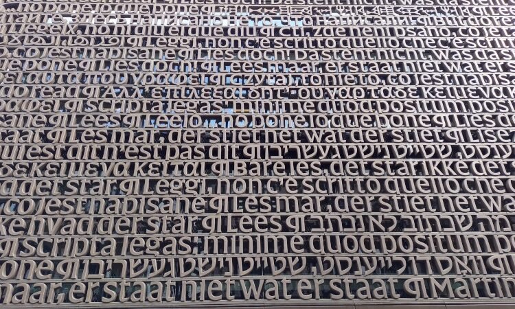 Arte textual da fachada da Biblioteca da Universidade de Amsterdã, na Holanda, composta por letras tridimensionais metálicas em vários idiomas. Foto: ViniRoger