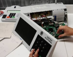 Urna eletrônica por dentro. Fonte: O Globo